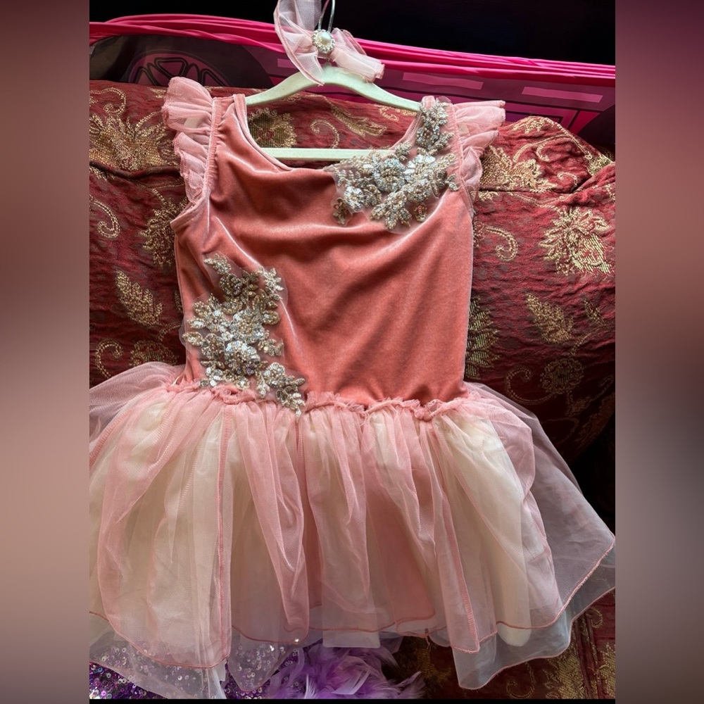Dance costume w/bow